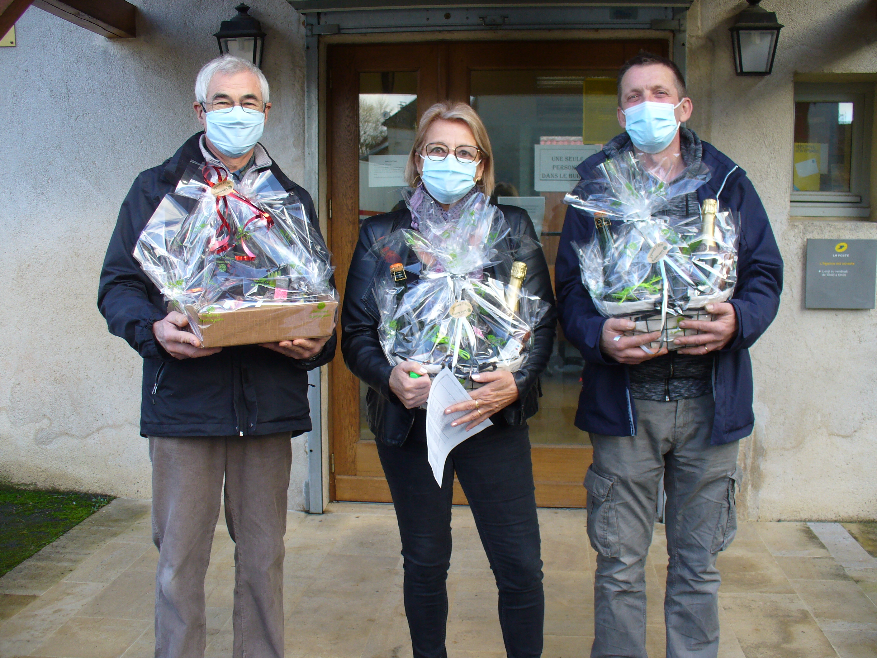 les trois conseillers jouent au père Noël